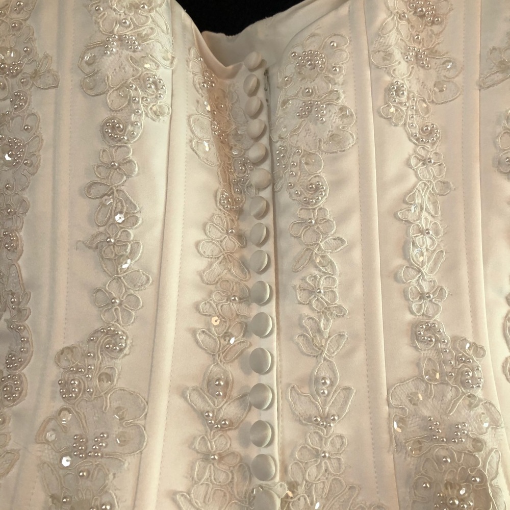 Cinderella style wedding gown - Picture 6 of 8